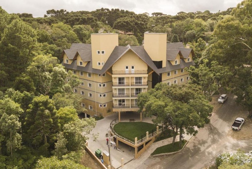 Apresentamos a vocês o mais novo empreendimento da Rede Sky: O Sky Serra Hotel. Sendo a primeira filial do Hotel Sky, o Sky Serra Hotel possui uma arquitetura Suíça e se encontra em meio a uma área verde e preservada, dispondo de uma vista privilegiada. L